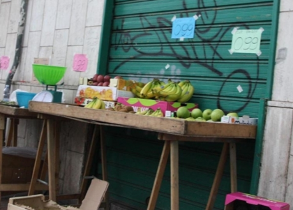 Venditori ambulanti su marciapiedi e davanti agli scivoli per disabili, a Brindisi scattano multe per mille euro. A Taranto la spesa gratis per chi chiude gli occhi ! item-thumbnail