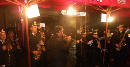 Per la festa di Santa Cecilia ai Tamburi le bande e la festa pagate dai cittadini. Il Comune è “latitante” Per la festa di Santa Cecilia ai Tamburi le bande e la festa pagate dai cittadini. Il Comune è “latitante”