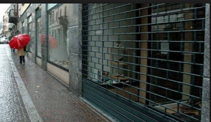 Bari. Saracinesche giù e lavoro a picco: commercio, profondo rosso Bari. Saracinesche giù e lavoro a picco: commercio, profondo rosso