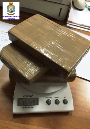 La Guardia di Finanza sequesta un chilo e mezzo di eroina. Arrestato lo spacciatore item-thumbnail