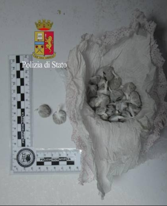 La Polizia di Stato scopre una centrale di spaccio di eroina: un arrestato La Polizia di Stato scopre una centrale di spaccio di eroina: un arrestato
