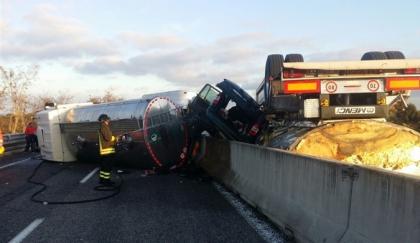 Tir travolge auto: cinque morti, anche una innocente bambina item-thumbnail