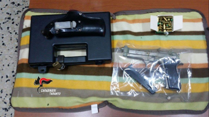 Scoperta dai Carabinieri una pistola scacciani modificata e 50 proiettili nascosti per strada Scoperta dai Carabinieri una pistola scacciani modificata e 50 proiettili nascosti per strada