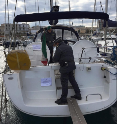 Commercialista arrestato dalla Guardia di Finanza. Aveva truffato i suoi clienti per oltre un milione di euro Commercialista arrestato dalla Guardia di Finanza. Aveva truffato i suoi clienti per oltre un milione di euro