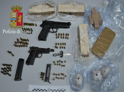 La Polizia sequestra 2,5 Kg. di eroina, due pistole e numerose cartucce ai Tamburi item-thumbnail