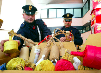 Lotta ai “botti” fuori legge di Capodanno. La Polizia di Stato sequestra 150 kg di botti a Carosino Lotta ai “botti” fuori legge di Capodanno. La Polizia di Stato sequestra 150 kg di botti a Carosino