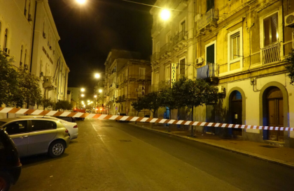 Allarme bomba al 113. Un palazzo evacuato di notte in pieno centro Allarme bomba al 113. Un palazzo evacuato di notte in pieno centro