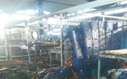 Corto circuito incendia il mercato della frutta alla Salinella Corto circuito incendia il mercato della frutta alla Salinella