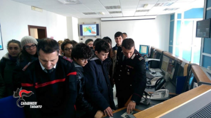 Studenti a scuola di legalità dai Carabinieri Studenti a scuola di legalità dai Carabinieri