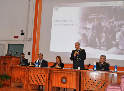 A scuola con la Guardia di Finanza: al via la 4a edizione del progetto “Educazione alla legalità economica” A scuola con la Guardia di Finanza: al via la 4a edizione del progetto “Educazione alla legalità economica”
