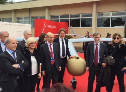 Grottaglie diventerà la “capitale” dei droni. Lanciato il nuovo polo con il Ministro Delrio Grottaglie diventerà la “capitale” dei droni. Lanciato il nuovo polo con il Ministro Delrio