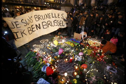 Attacco a Bruxelles, viaggio nella città tra coraggio e rassegnazione Attacco a Bruxelles, viaggio nella città tra coraggio e rassegnazione
