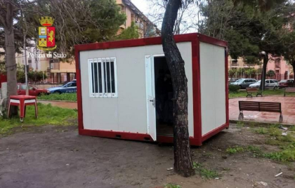 Rubano un container al cimitero ma lo lasciano riverniciato in un giardinetto poco distante Rubano un container al cimitero ma lo lasciano riverniciato in un giardinetto poco distante