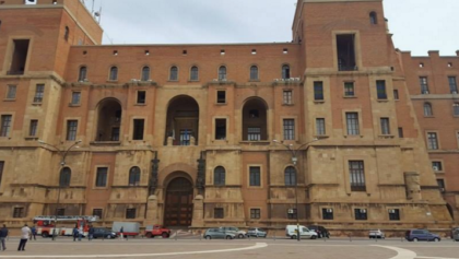 Isola Verde. I dipendenti senza retribuzione da un anno, protestano su tetti della Prefettura di Taranto Isola Verde. I dipendenti senza retribuzione da un anno, protestano su tetti della Prefettura di Taranto
