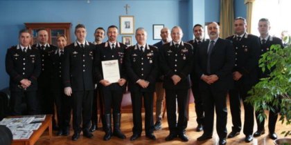 Il Comandante della Legione Carabinieri “Puglia” Gen. Cataldo ha consegnato un diploma di benemerenza ad un carabiniere per un atto di eroismo. item-thumbnail