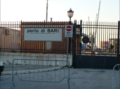 Bari. Arrestato nel porto un clandestino albanese Bari. Arrestato nel porto un clandestino albanese