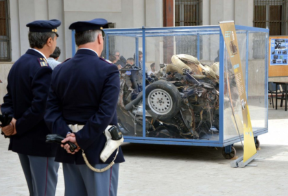 Bari, rende onore all’auto della scorta di Giovanni Falcone item-thumbnail