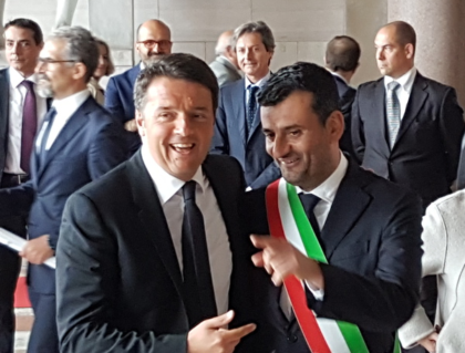 Renzi Bari abbraccia Emiliano. E con Decaro scherza: “Il patto? Sono qui per i panzerotti” item-thumbnail