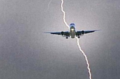 Fulmine colpisce aereo Ryanair in atterraggio a Brindisi. Un forte boato e momenti di terrore. Per fortuna tutti illesi item-thumbnail
