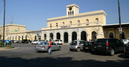 In Prefettura le Forze dell’ Ordine ed il Prefetto brindano, alla Stazione la malavita compie una nuova rapina In Prefettura le Forze dell’ Ordine ed il Prefetto brindano, alla Stazione la malavita compie una nuova rapina