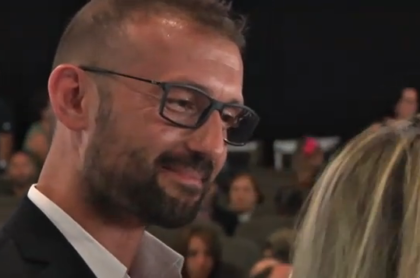 La prima uscita “pubblica” a Bari del marò Salvatore Girone : la recita della figlia La prima uscita “pubblica” a Bari del marò Salvatore Girone : la recita della figlia