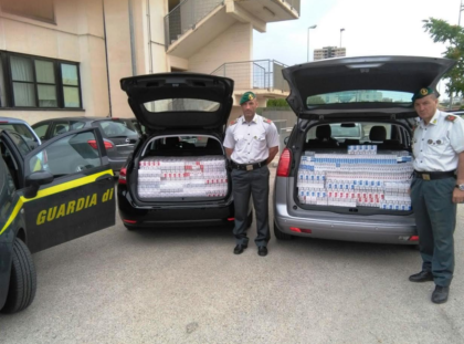 La Guardia di Finanza sequestra 3 quintali di sigarette di contrabbando a Taranto . 2 arrestati La Guardia di Finanza sequestra 3 quintali di sigarette di contrabbando a Taranto . 2 arrestati