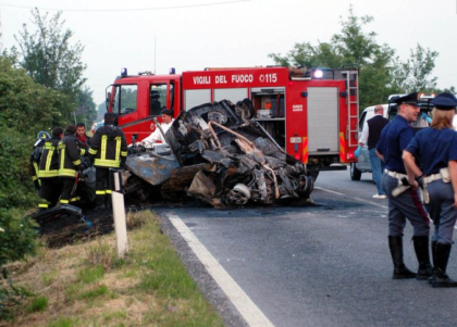 Scontro frontale tra auto sulla litoranea jonica. 6 le vittime : un operaio Ilva e cinque ragazzi item-thumbnail