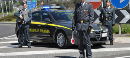 La Guardia di Finanza sequestra a Taranto oltre un quintale di sigarette di contrabbando La Guardia di Finanza sequestra a Taranto oltre un quintale di sigarette di contrabbando