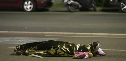 Terrore a Nizza. Camion sulla folla e spari in strada. 84 i morti, circa 50 i feriti item-thumbnail