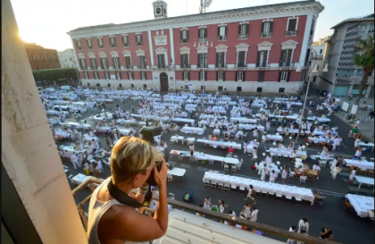 8mila a tavola per la cena bianca di Bari davanti alla Fiera del Levante. Il lungomare chiuso alle auto item-thumbnail