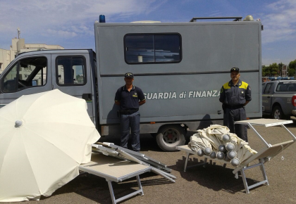 Ombrelloni e lettini abusivi del Residence Solar sequestrati dalla Guardia di Finanza a TorreOvo Ombrelloni e lettini abusivi del Residence Solar sequestrati dalla Guardia di Finanza a TorreOvo