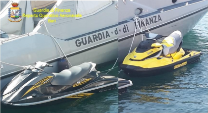 La Guardia di Finanza blocca 2 moto d’acqua nel canale d’ Otranto La Guardia di Finanza blocca 2 moto d’acqua nel canale d’ Otranto