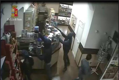 Arrestato dalla Polizia di Stato rapinatore “seriale” a Taranto Arrestato dalla Polizia di Stato rapinatore “seriale” a Taranto