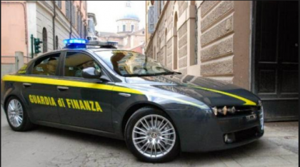 La Guardia di Finanza sequestra un appartamento, veicoli, somme di denaro nei confronti di due ex-dipendenti pubblici La Guardia di Finanza sequestra un appartamento, veicoli, somme di denaro nei confronti di due ex-dipendenti pubblici