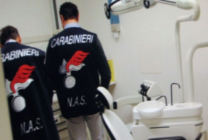 Taranto. Condannato falso dentista che esercitava abusivamente nell’ appartamento della moglie Taranto. Condannato falso dentista che esercitava abusivamente nell’ appartamento della moglie