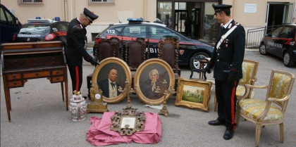 I Carabinieri recuperano l’ antiquariato rubato a Palazzo Artenisio–Carducci nella città vecchia I Carabinieri recuperano l’ antiquariato rubato a Palazzo Artenisio–Carducci nella città vecchia