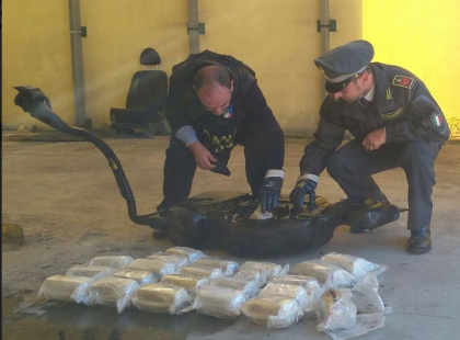 La Guardia di Finanza a sequestra a Bari 9kg di marijuana. Arrestato un trafficante item-thumbnail