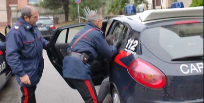 Assaltano un tir sulla S.S.106 mal’autista del camion sperona una auto e fa arrestare uno dei rapinatori Assaltano un tir sulla S.S.106 mal’autista del camion sperona una auto e fa arrestare uno dei rapinatori