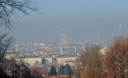 Italia avvolta da smog, domenica primi blocchi a Roma e Milano. Italia avvolta da smog, domenica primi blocchi a Roma e Milano.