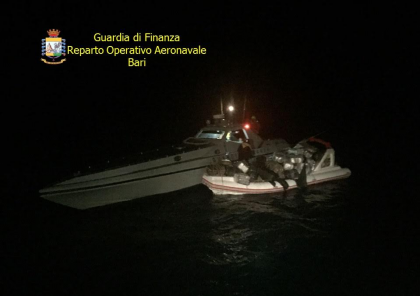 Guardia di Finanza, maxi sequestro antidroga sulle coste pugliesi Guardia di Finanza, maxi sequestro antidroga sulle coste pugliesi