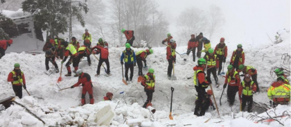 Nella notte salvate ed estratte quattro persone. Ci sono ancora altre due persone vive da estrarre all’hotel Rigopiano. Soccorritori: “Sentiamo altri rumori” Nella notte salvate ed estratte quattro persone. Ci sono ancora altre due persone vive da estrarre all’hotel Rigopiano. Soccorritori: “Sentiamo altri rumori”