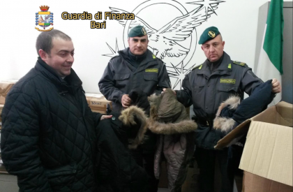 Guardia di Finanza: donati alla Caritas vestiti e calzature sequestrati per contraffazione Guardia di Finanza: donati alla Caritas vestiti e calzature sequestrati per contraffazione