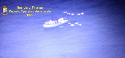 Guardia di Finanza: intercettato nelle acque del Salento un gommone carico di marijuana proveniente dall’ Albania item-thumbnail