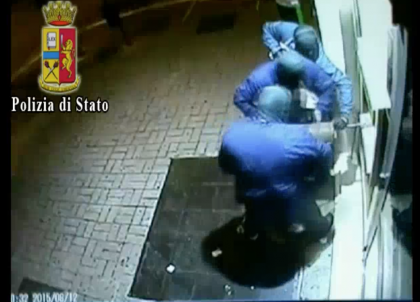 La Polizia di Stato smantella a Bari organizzazione che attaccava gli sportelli Bancomat. 11 arrestati La Polizia di Stato smantella a Bari organizzazione che attaccava gli sportelli Bancomat. 11 arrestati