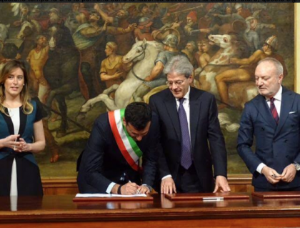 Periferie Aperte. Il sindaco Decaro firma con il premier Gentiloni la convenzione per il finanziamento del progetto Periferie Aperte. Il sindaco Decaro firma con il premier Gentiloni la convenzione per il finanziamento del progetto