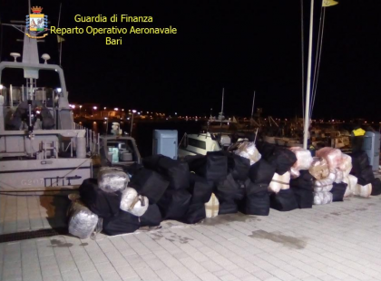 Bloccato dalla Guardia di Finanza un potente gommone carico di marijuana nelle acque del Gargano Bloccato dalla Guardia di Finanza un potente gommone carico di marijuana nelle acque del Gargano