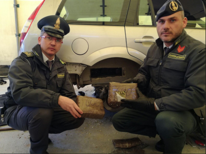 La Guardia di Finanza sequestra a Bari 25 chilogrammi di marijuana ed arresta un albanese item-thumbnail