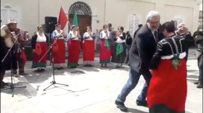 Emiliano balla la “tarentella” in Calabria e va al tappeto Emiliano balla la “tarentella” in Calabria e va al tappeto