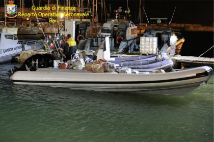 Inseguimento in mare, arrestati trafficanti albanesi. La Finanza effettua max sequestro di marijuana Inseguimento in mare, arrestati trafficanti albanesi. La Finanza effettua max sequestro di marijuana