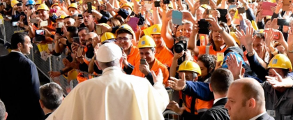 Papa Francesco all’Ilva di Genova: “Non reddito per tutti, ma lavoro per tutti” Papa Francesco all’Ilva di Genova: “Non reddito per tutti, ma lavoro per tutti”